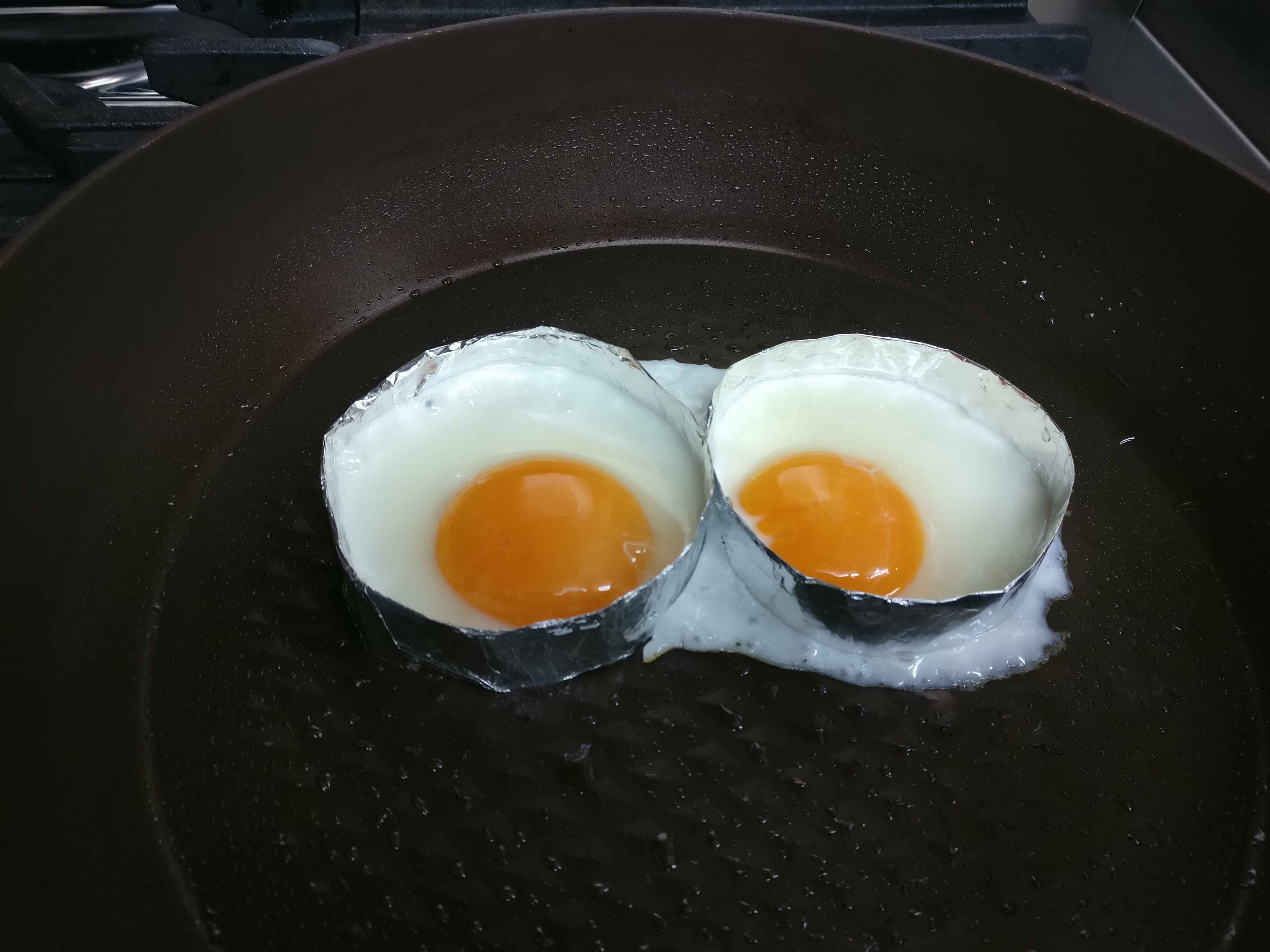 cooked sunny side up eggs 